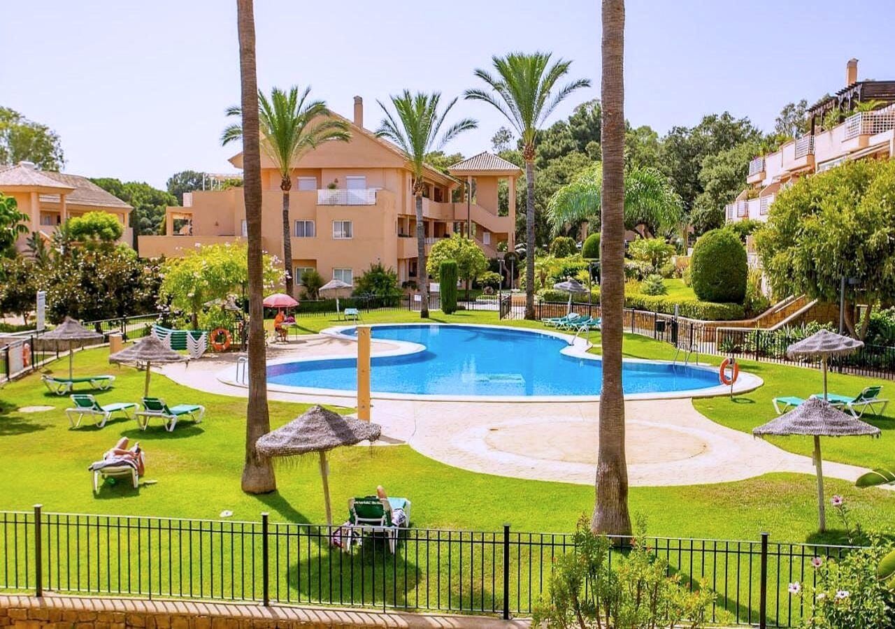 Gardens and pool of the Santa María Gardens complex